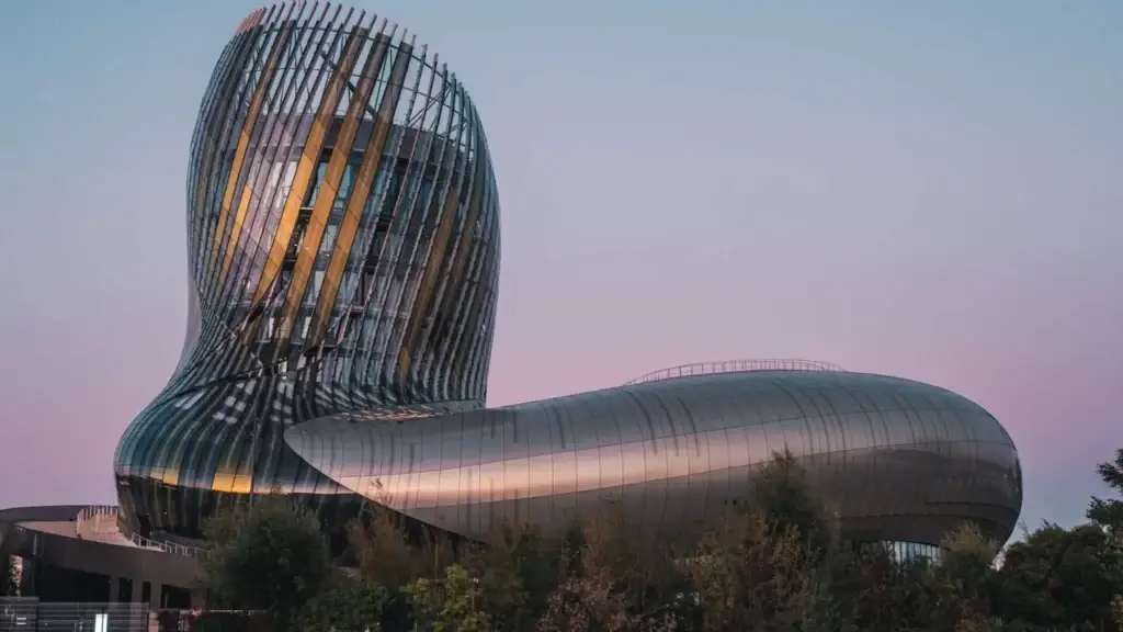 le bâtiment de la cité du vin