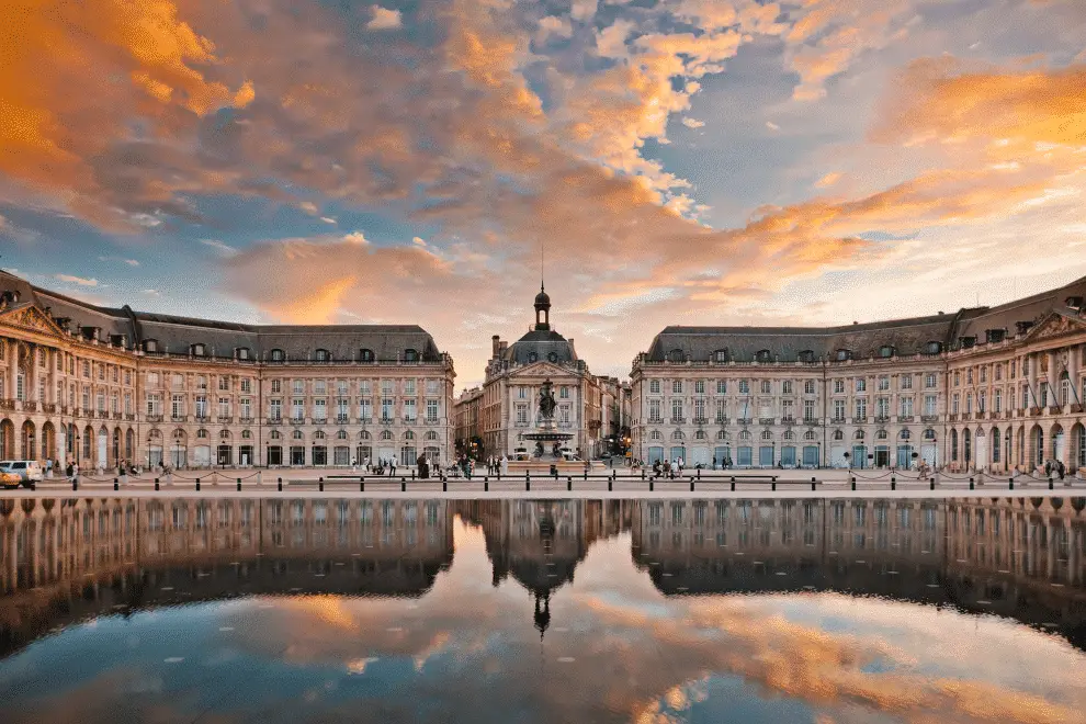 La place de la bourse au coucher du soleil