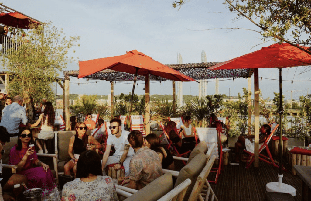 cocktail sur le rooftop du shasha sur le toit à Bordeaux