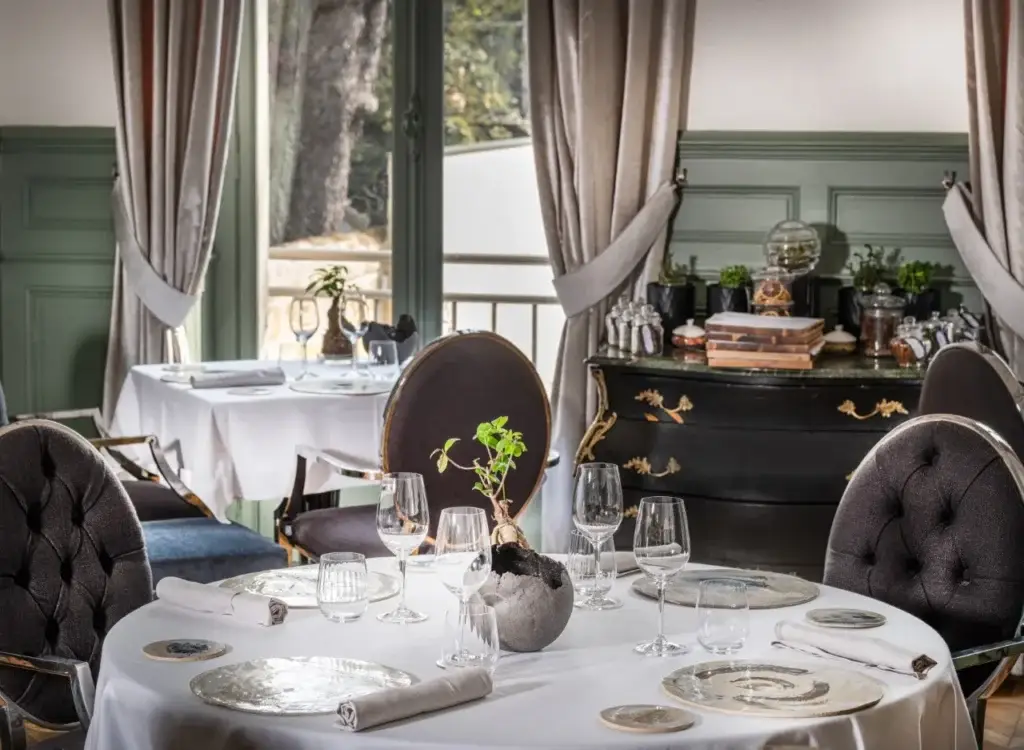 l'intérieur du restaurant gastronomique de Bordeaux, la table de Montaigne