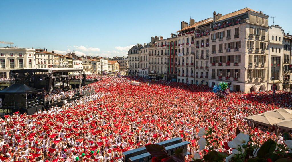 la foule aux fêtes de Bayonne