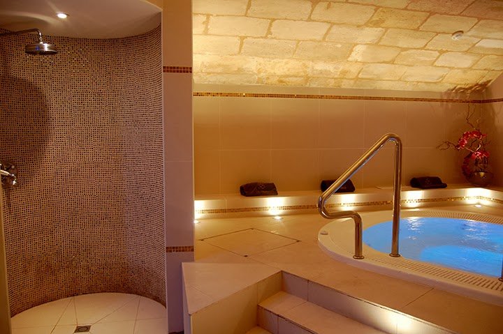 la piscine du spa de l'hôtel de Seze